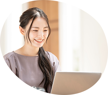 PCを見ている女性