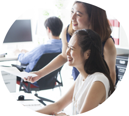 仕事をしている二人の女性