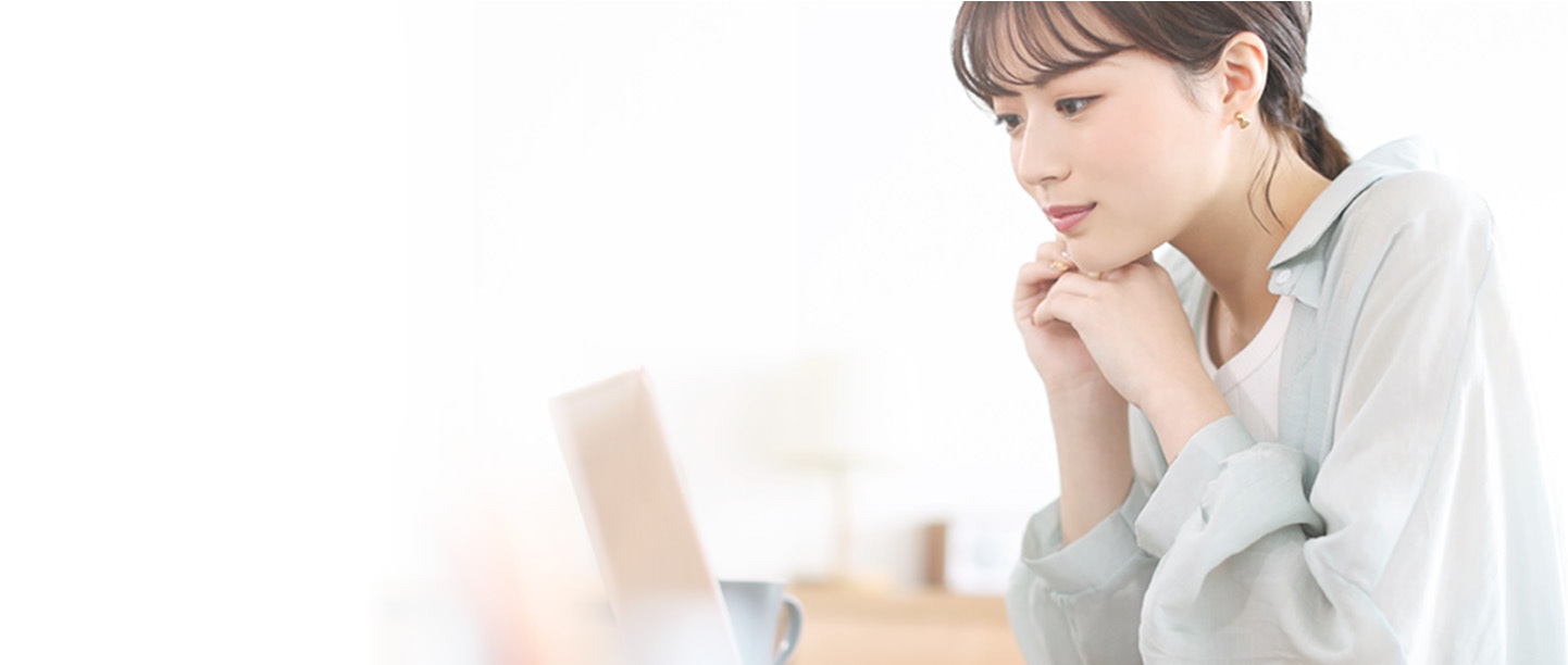 PC見ている女性