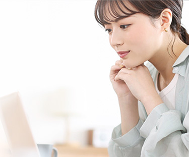 PC見ている女性